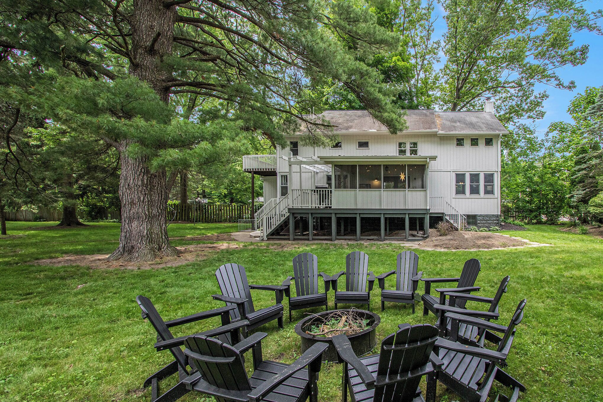 House + Cabin - Walk to Lake and Bakery - King Beds - Hot Tubs