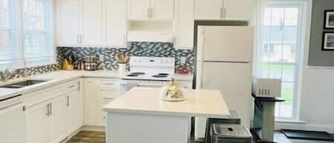 Kjøleskap, mikrobølgeovn, ovn og kokeplater