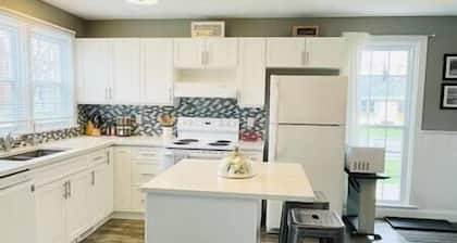 Picton Retreat: Cozy, Stylish and Steps to Downtown