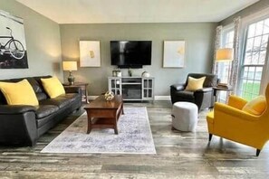 TV, caminetto, lettore DVD, impianto stereo