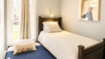 3 bedrooms, iron/ironing board, WiFi, bed sheets
