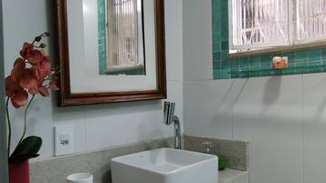 Doccia, asciugacapelli, asciugamani, sapone