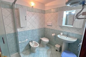Dusche, Haartrockner, Bidet, Handtücher