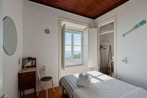 5 bedrooms, desk, iron/ironing board, travel crib
