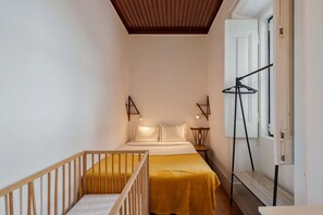 5 habitaciones, escritorio y tabla de planchar con plancha 