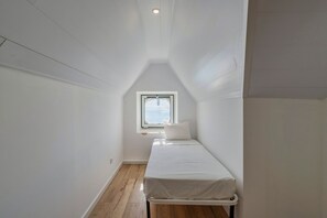 5 chambres, bureau, fer et planche à repasser, lit de bébé portatif