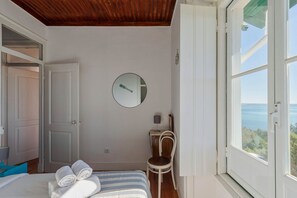 5 Schlafzimmer, Schreibtisch, Bügeleisen/Bügelbrett, Reisekinderbett
