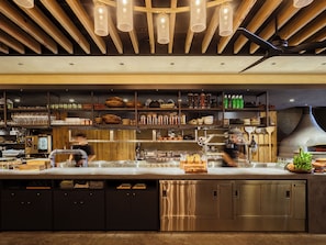 Bữa sáng buffet hàng ngày với phụ phí nhỏ 