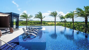 2 outdoor pools