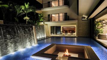 2 outdoor pools