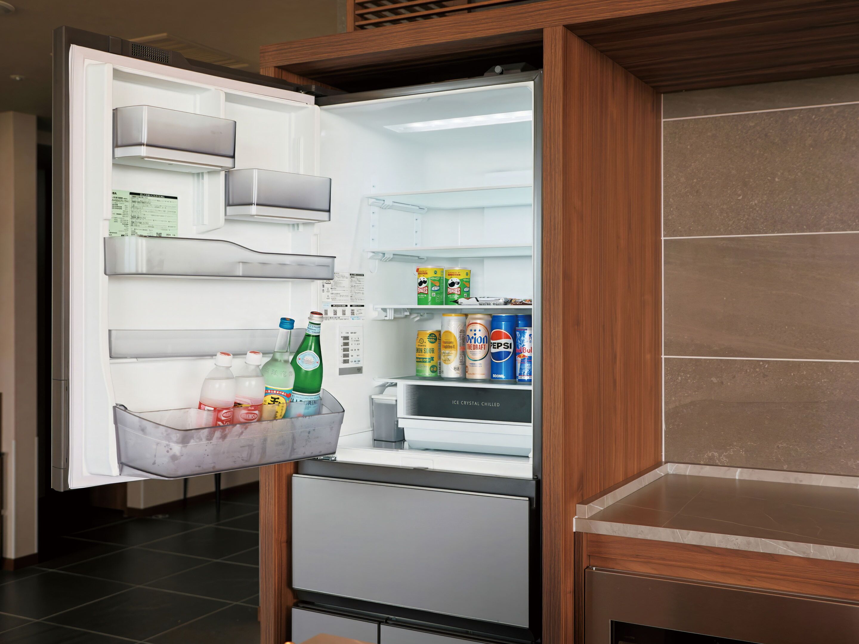Una cocina moderna con refrigerador integrado, microondas y pileta.