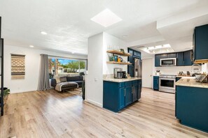 Kjøleskap, mikrobølgeovn, ovn og kokeplater