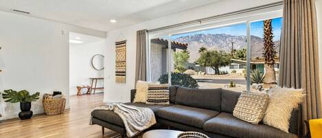 Smart TV, chimenea y videojuegos