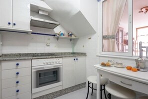 Coffee/tea maker, fridge, microwave, oven - Apto. Scott - central apartment in Ribadesella, Northern Spain | 4 guests (Ribadesella)