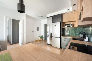 Frigorifero, forno, piano cottura, lavastoviglie