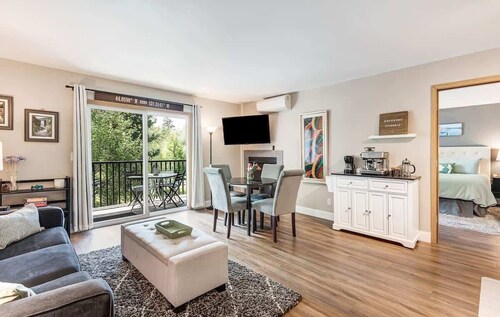 Downtown Condo With Private Balcony & Grill!