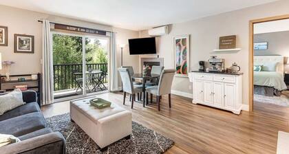 Downtown Condo With Private Balcony & Grill!
