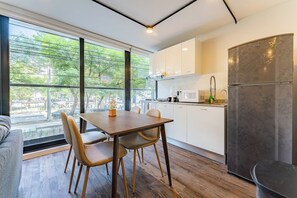 Kühlschrank, Mikrowelle, Herdplatte, Wasserkocher mit Kaffee-/Teezubehör