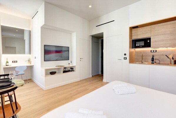 Iron/ironing board, WiFi, bed sheets