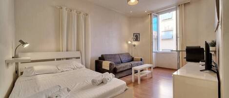 Iron/ironing board, WiFi, bed sheets