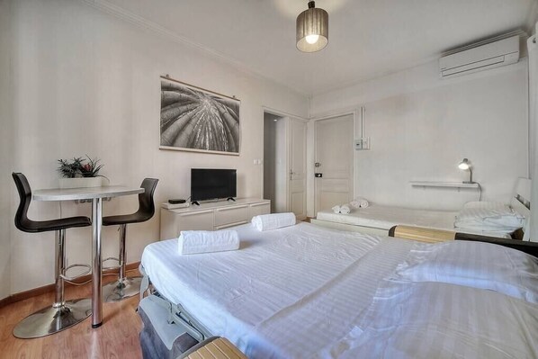 Iron/ironing board, WiFi, bed sheets - Upstays Forville Market 22m² Studio (Cannes)