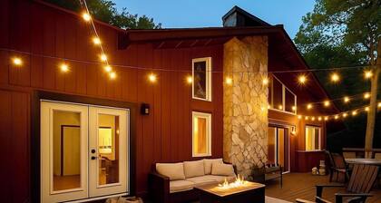 Cabin with Mountain Views / Large Deck / Fireplace / Near Ski Slopes Fresh Snow!