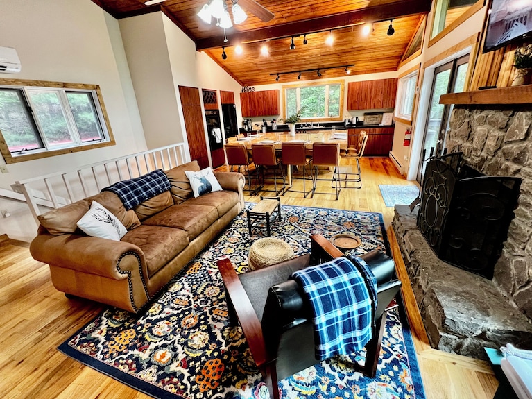 Cabin With Mountain Views / Large Deck / Fireplace / Near Hiking, Biking, Winery - Beech Mountain, NC