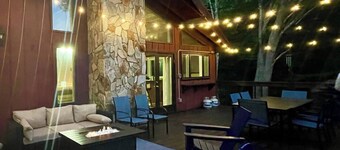 Cabin with Mountain Views / Large Deck / Fireplace / Near Hiking, Biking, Winery