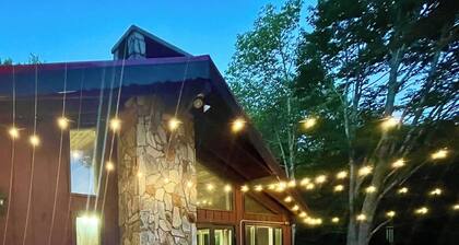 Cabin with Mountain Views / Large Deck / Fireplace / Near Hiking, Biking, Winery