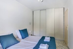 1 chambre, fer et planche à repasser, Wi-Fi, literie fournie