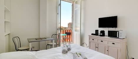 Tabla de planchar con plancha, wifi y ropa de cama