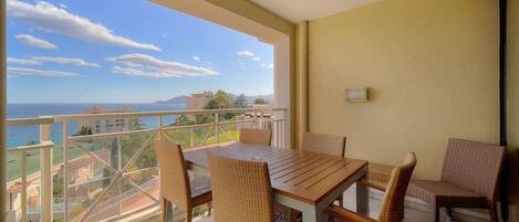 تناول الطعام بالخارج