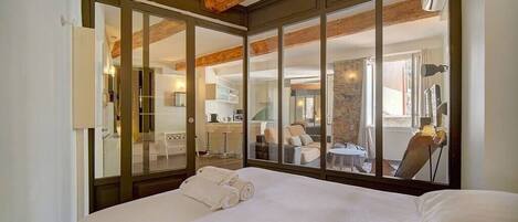 Planxa i posts de planxar, wifi i roba de llit