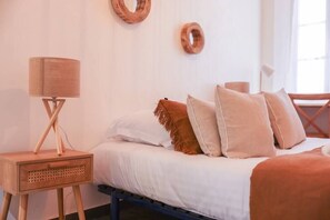1 dormitorio, tabla de planchar con plancha, wifi y ropa de cama