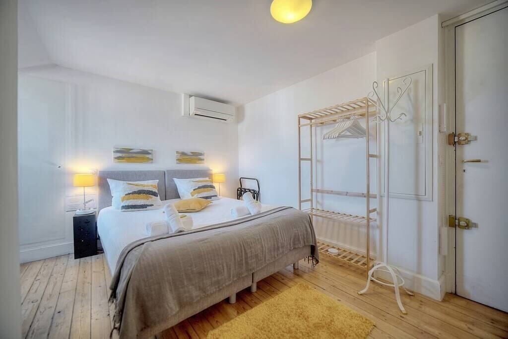 Tabla de planchar con plancha, wifi, ropa de cama