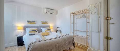 Tabla de planchar con plancha, wifi, ropa de cama