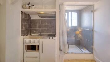 Frigorifero, microonde, piano cottura, lavastoviglie