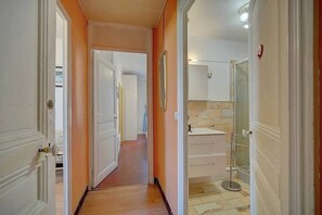 Hair dryer - Upstays Suquet AC 45m² Apartment (Cannes)