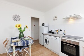 Fridge, microwave, oven, stovetop - Upstays Suquet AC 45m² Apartment (Cannes)