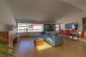 TV - Upstays Sea View 100m² Duplex Suquet (Cannes)