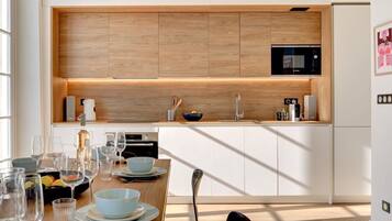 Réfrigérateur, micro-ondes, four, plaque de cuisson