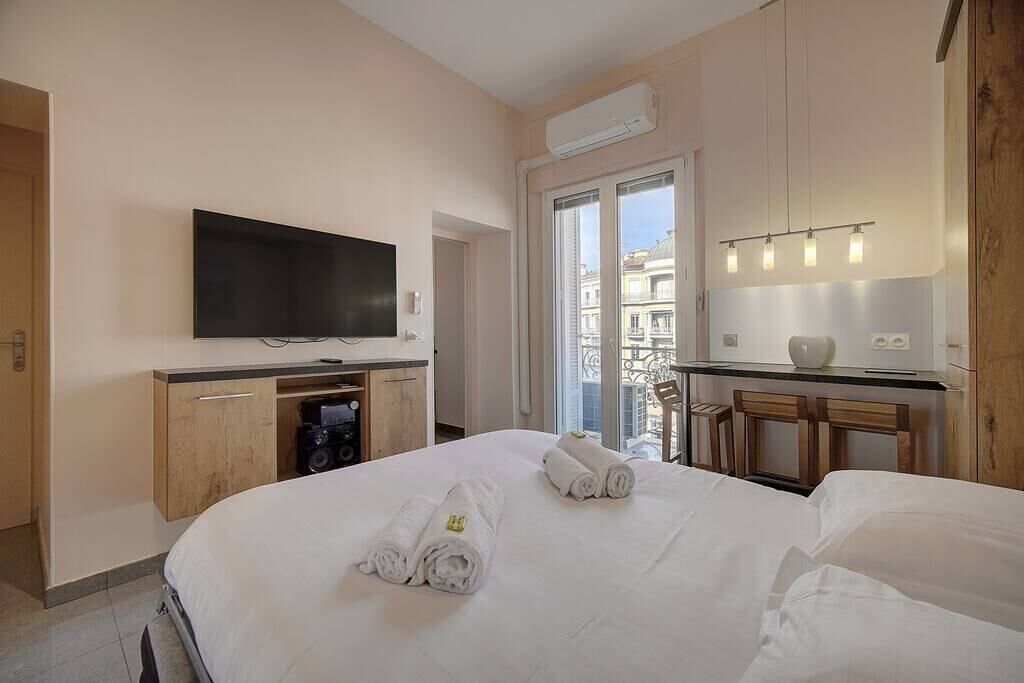 Een strijkplank/strijkijzer, wifi, beddengoed