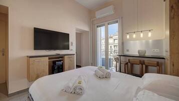 Een strijkplank/strijkijzer, wifi, beddengoed