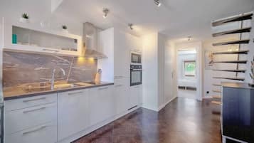 Kjøleskap, mikrobølgeovn, ovn og kokeplater