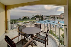 Outdoor dining - Upstays Terrace 30m² Apartment Croix des Gardes (Cannes)