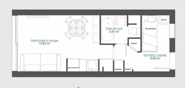 Et planløb for et hotelværelse med badeværelse, tekøkken og opholdsområde.