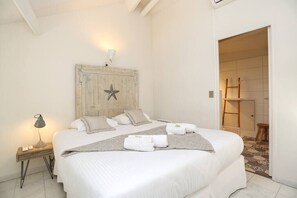 2 bedrooms, iron/ironing board, WiFi, bed sheets