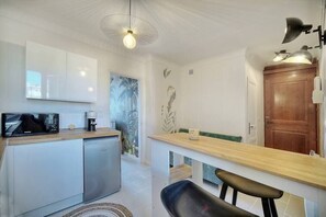 Fridge, microwave, stovetop, coffee/tea maker