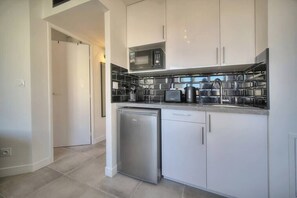 Kühlschrank, Mikrowelle, Ofen, Geschirrspüler