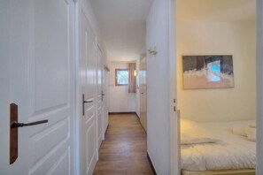 2 habitaciones, tabla de planchar con plancha, cuna de viaje y wifi